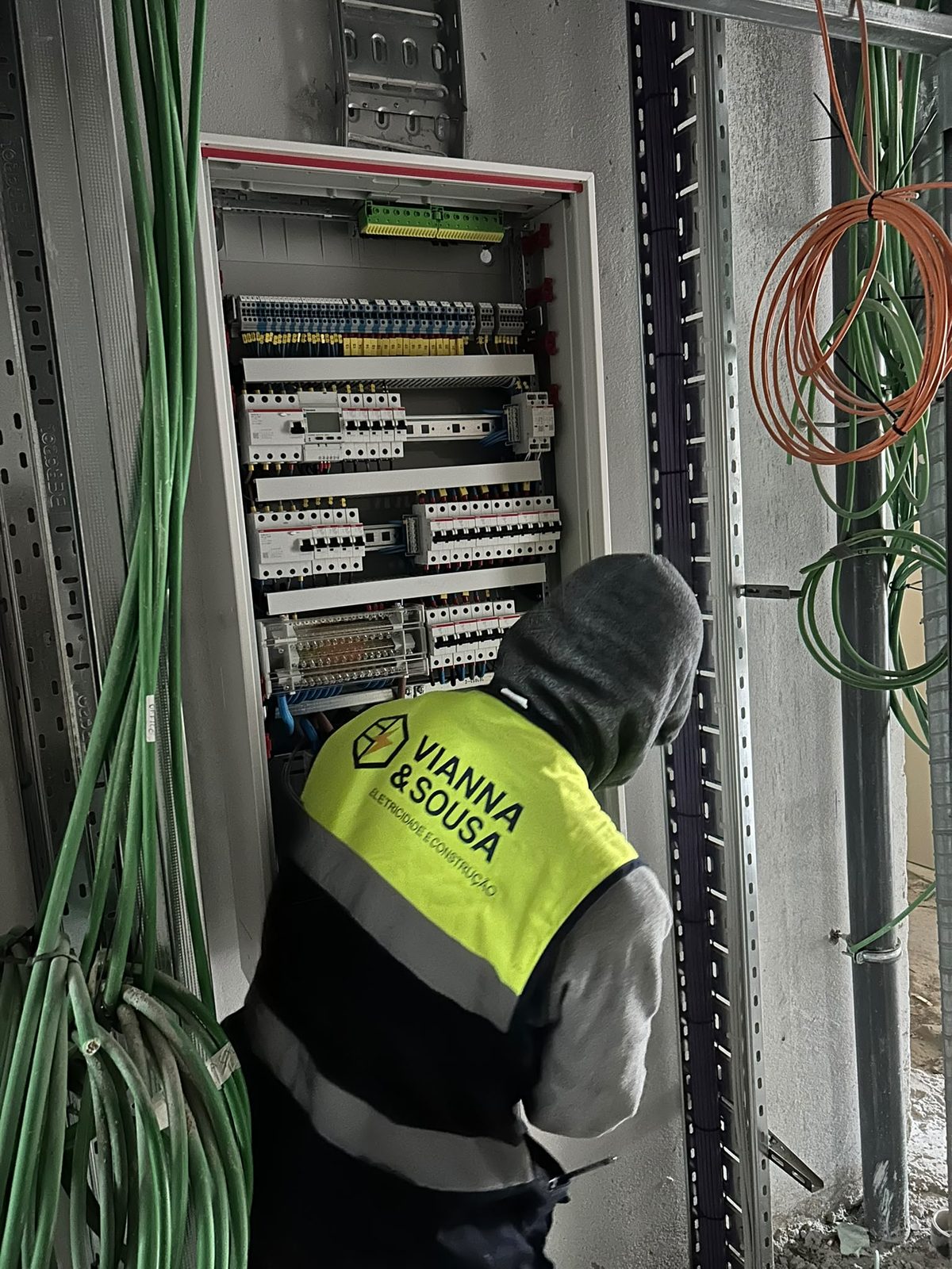 Eletricista a rever quadro elétrico em obra no Porto