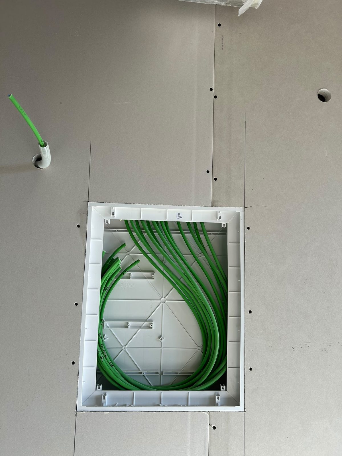 Caixa elétrica de parede instalada com acabamento limpo